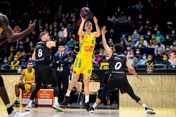 湖人1-4首轮出局！东契奇28+9+7落寞离场 一度意外受伤离场